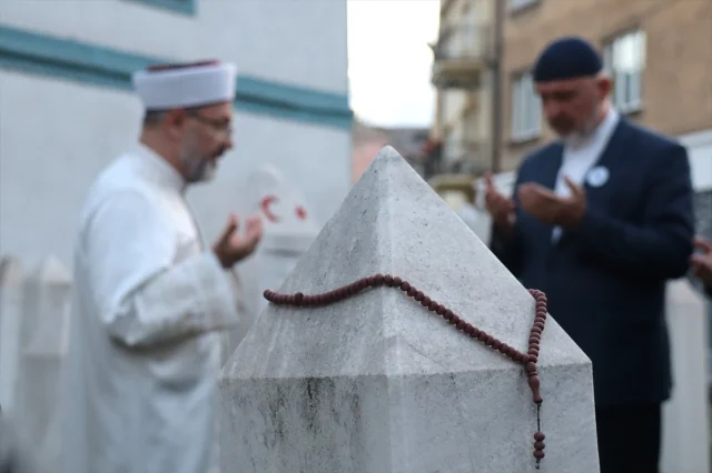 Ali Erbaş, Bosna Savaşı'nda Şehit Düşen Selami Yurdan'ın Kabrini Ziyaret Etti