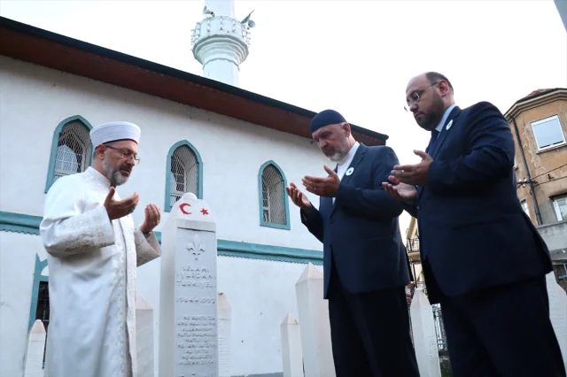 Ali Erbaş, Bosna Savaşı'nda Şehit Düşen Selami Yurdan'ın Kabrini Ziyaret Etti