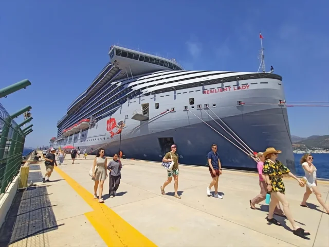 Bodrum'un Ziyaretçi Akını: "Resilient Lady" 2 Bin 606 Yolcuy...