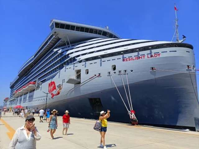 Bodrum'un Ziyaretçi Akını: "Resilient Lady" 2 Bin 606 Yolcuyla Geldi