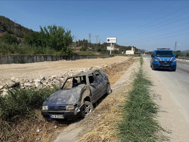 Bilecik'te Su Kanalına Devrilen Otomobilde Korkutan Anlar