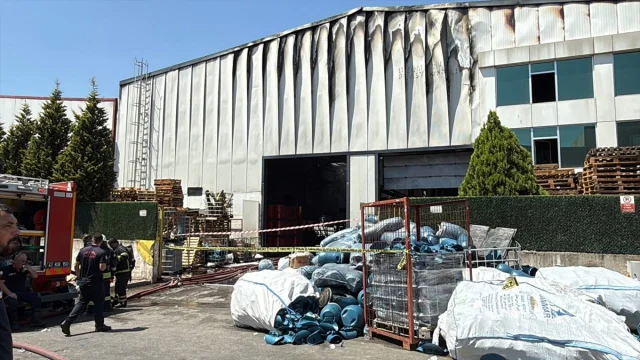 Kocaeli'de Fabrika Yangını: Plastik Varil Üretim Yerinde Yangın Kontrol Altında