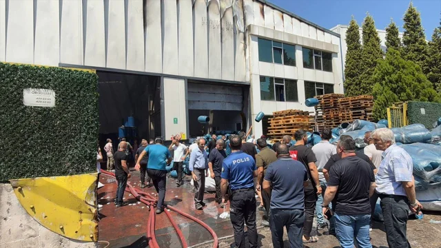 Kocaeli'de Fabrika Yangını: Plastik Varil Üretim Yerinde Yangın Kontrol Altında