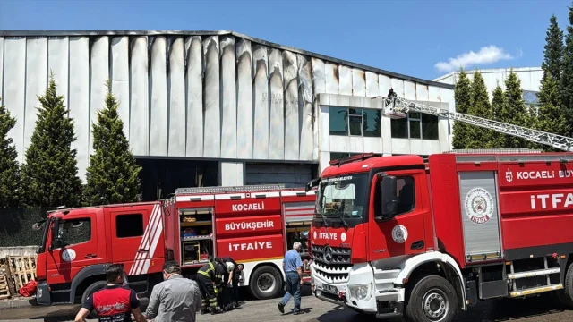 Kocaeli'de Fabrika Yangını: Plastik Varil Üretim Yerinde Yangın Kontrol Altında