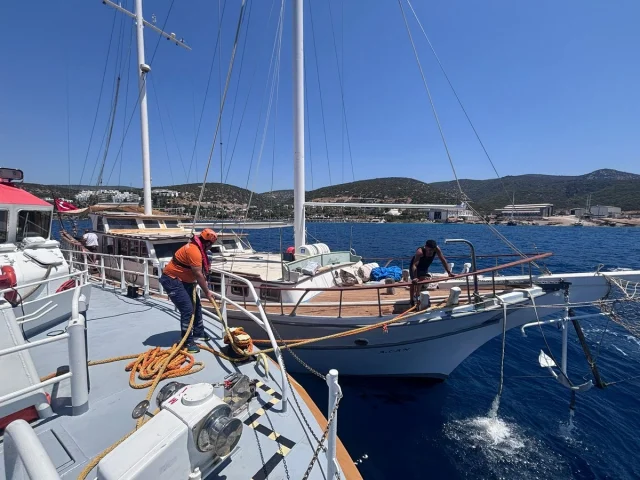 Bodrum'da Yarı Batık Teknede Film Gibi Kurtarma Operasyonu