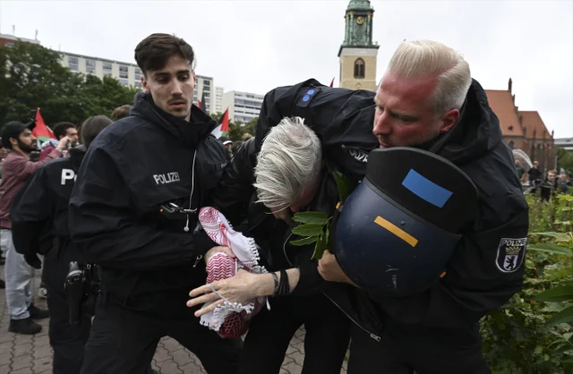 Berlin'de Filistin'e Destek Gösterilerine Polis Müdahalesi