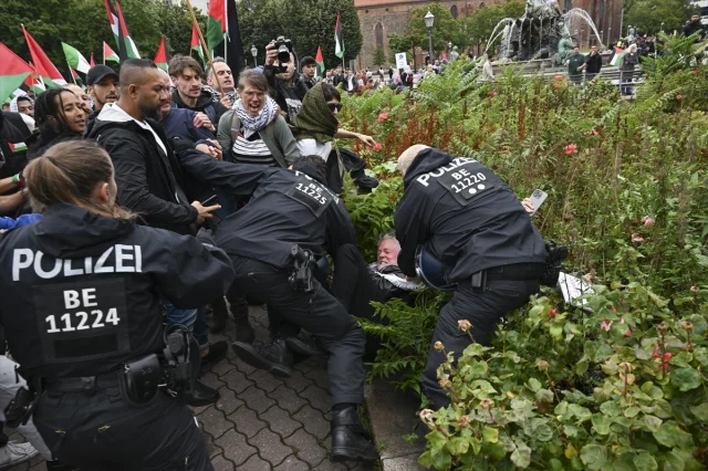 Berlin'de Filistin'e Destek Gösterilerine Polis Müdahalesi