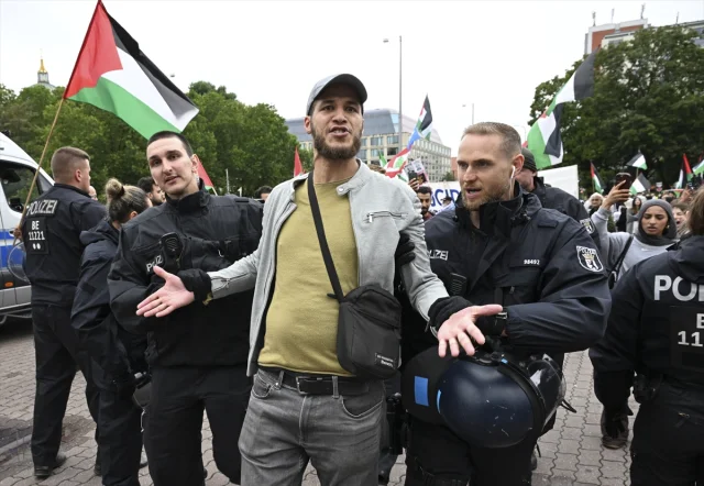 Berlin'de Filistin'e Destek Gösterilerine Polis Müdahalesi