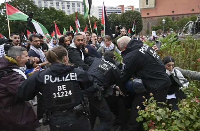 Berlin'de Filistin'e Destek Gösterilerine Polis Müdahalesi