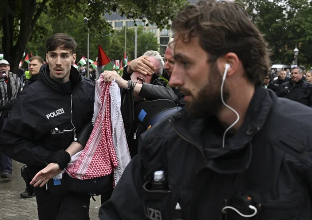 Berlin'de Filistin'e Destek Gösterilerine Polis Müdahalesi