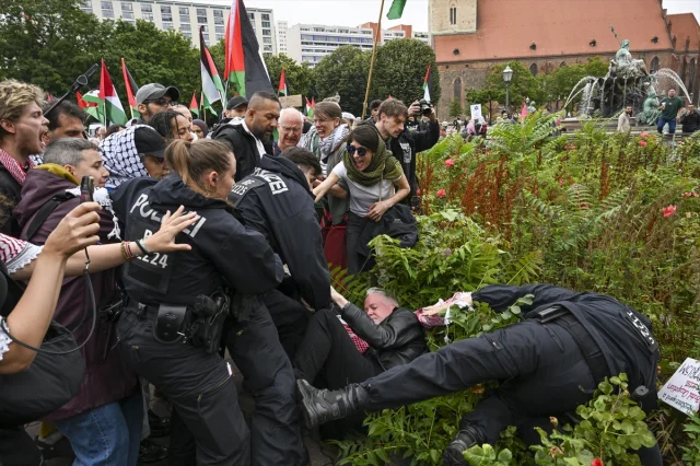 Berlin'de Filistin'e Destek Gösterilerine Polis Müdahalesi