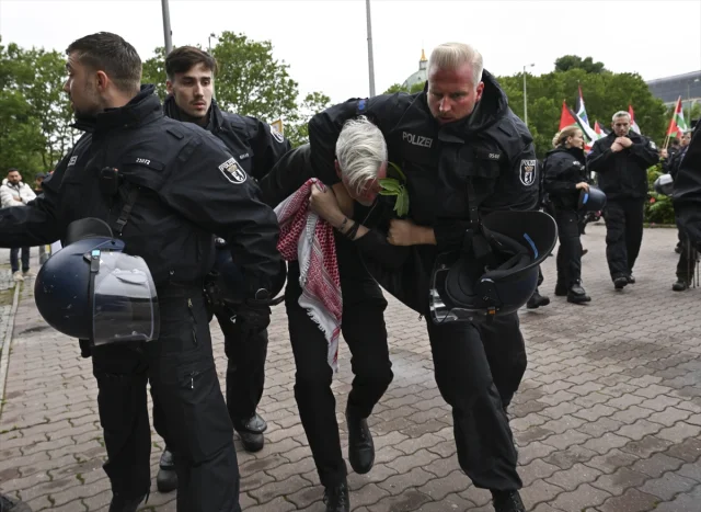 Berlin'de Filistin'e Destek Gösterilerine Polis Müdahalesi