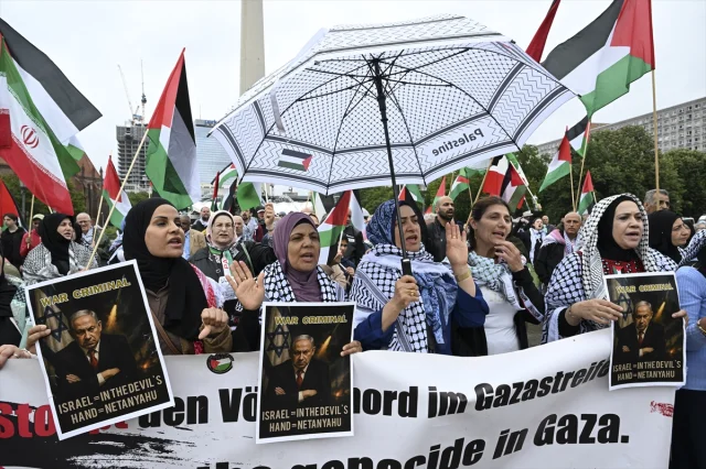 Berlin'de Filistin'e Destek Gösterilerine Polis Müdahalesi