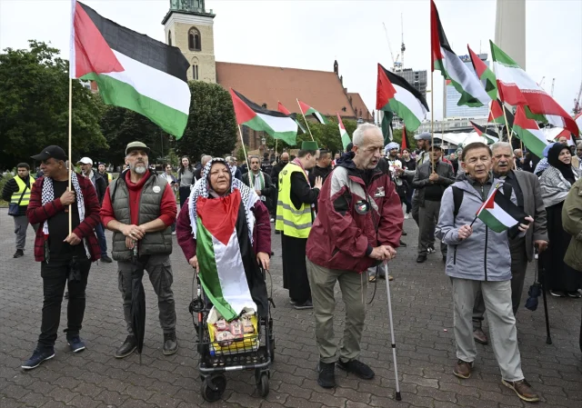 Berlin'de Filistin'e Destek Gösterilerine Polis Müdahalesi