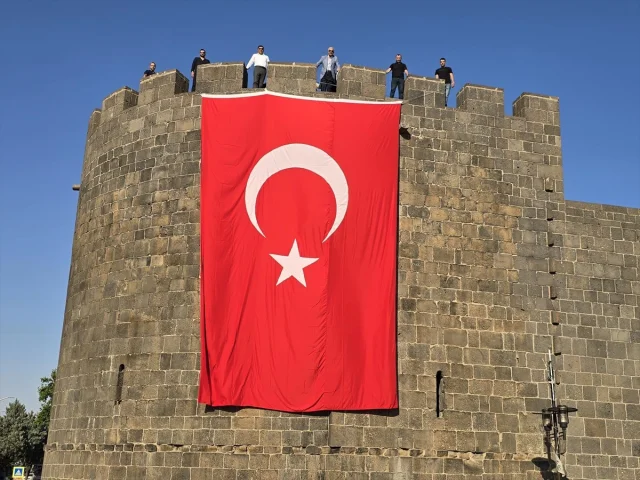 Tarihi Diyarbakır Surları'nda Türk Bayrağı Dalgalandı: Terör...