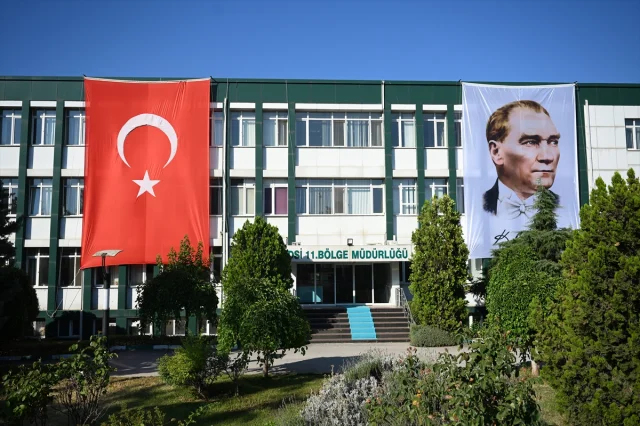 Trakya'da Kamu Binaları Türk Bayraklarıyla Donatıldı