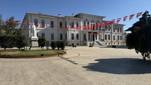 Trakya'da Kamu Binaları Türk Bayraklarıyla Donatıldı