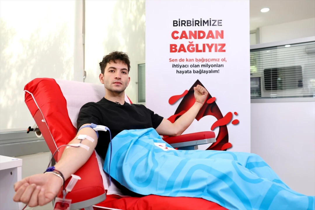 Ünlüler Türk Kızılayının Kan Bağışı Kampanyasına Güçlü Destek Verdi