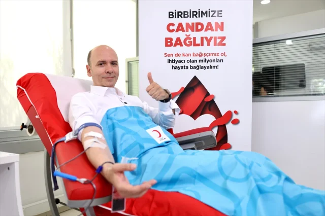 Ünlüler Türk Kızılayının Kan Bağışı Kampanyasına Güçlü Destek Verdi
