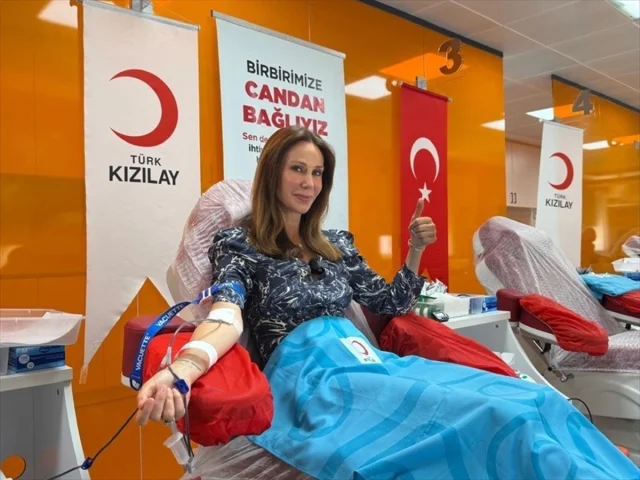 Ünlüler Türk Kızılayının Kan Bağışı Kampanyasına Güçlü Destek Verdi