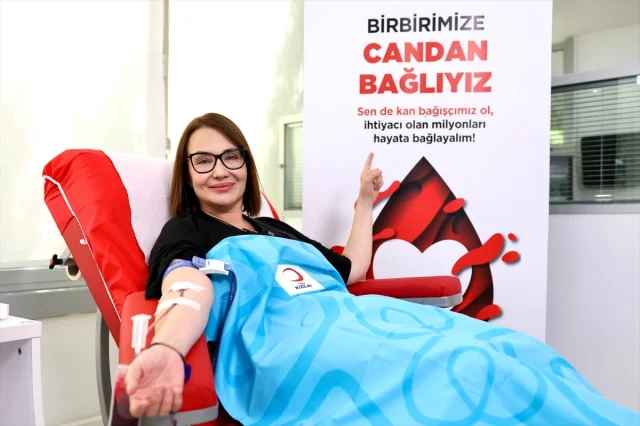Ünlüler Türk Kızılayının Kan Bağışı Kampanyasına Güçlü Destek Verdi