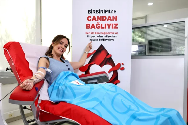 Ünlüler Türk Kızılayının Kan Bağışı Kampanyasına Güçlü Destek Verdi