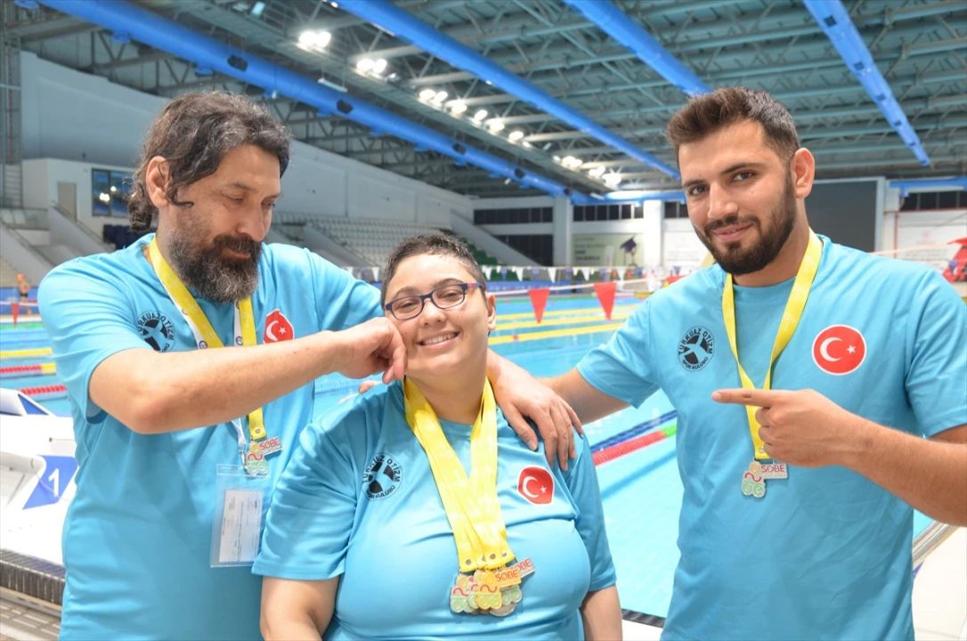 Otizmli ve İşitme Engelli İlayda Sayın, Yüzme Başarılarıyla Gururlandırıyor