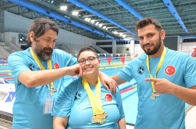 Otizmli ve İşitme Engelli İlayda Sayın, Yüzme Başarılarıyla...