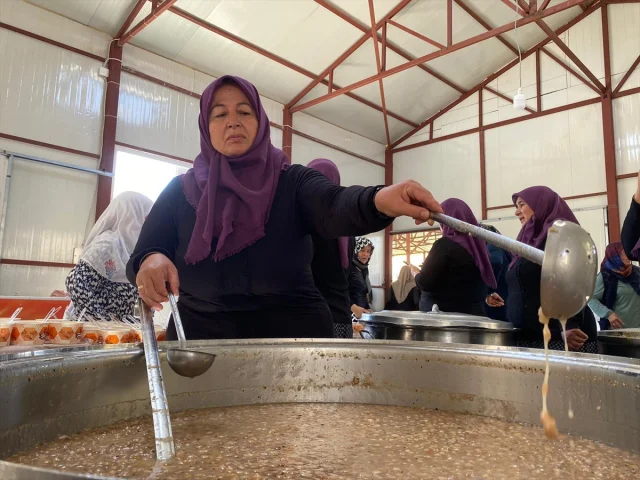 Antalya'nın Elmalı İlçesinde İmece Usulüyle Aşure Şöleni