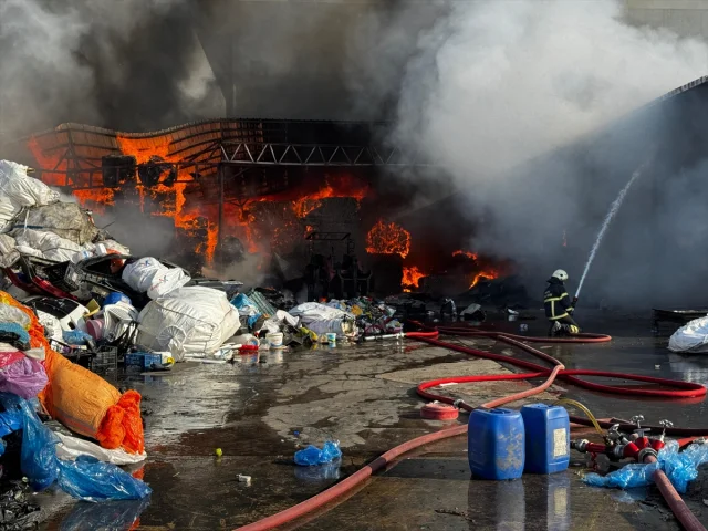 Ordu'da Geri Dönüşüm Tesisinde Büyük Yangın: Ekipler Seferbe...