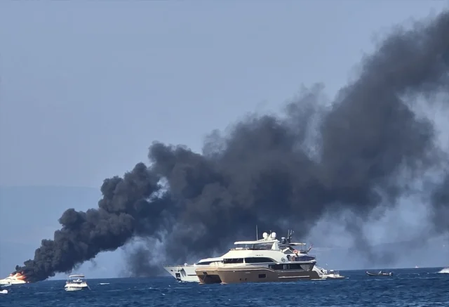 Bodrum'da Korkutan Yangın: Motoryat Alevlere Teslim Oldu