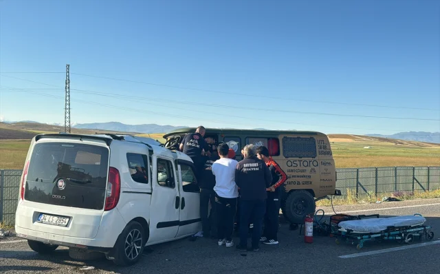 Bayburt'ta Feci Kaza: Ticari Araç ve Minibüs Çarpıştı, 2 Can...