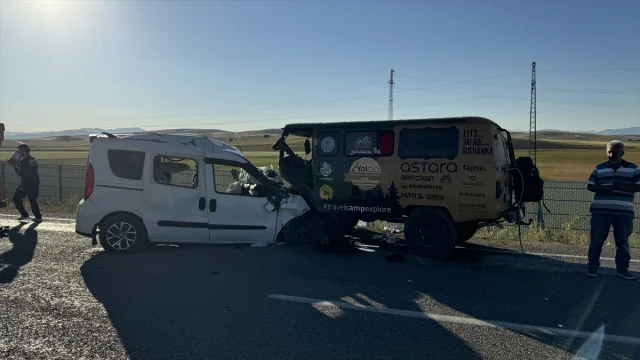 Bayburt'ta Feci Kaza: Ticari Araç ve Minibüs Çarpıştı, 2 Can Kaybı