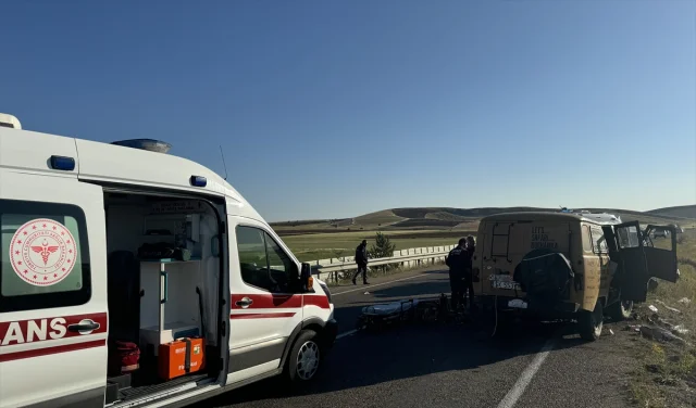 Bayburt'ta Feci Kaza: Ticari Araç ve Minibüs Çarpıştı, 2 Can Kaybı