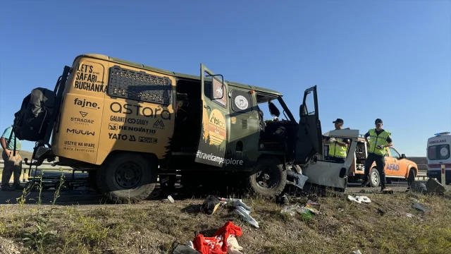Bayburt'ta Feci Kaza: Ticari Araç ve Minibüs Çarpıştı, 2 Can Kaybı