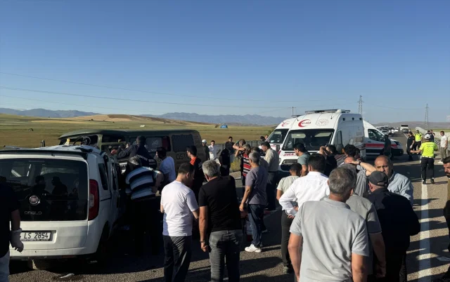 Bayburt'ta Feci Kaza: Ticari Araç ve Minibüs Çarpıştı, 2 Can Kaybı