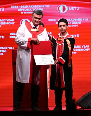 ODTÜ'de Gurur Dolu Mezuniyet Töreni: Öğrenciler Geleceğe Hazır
