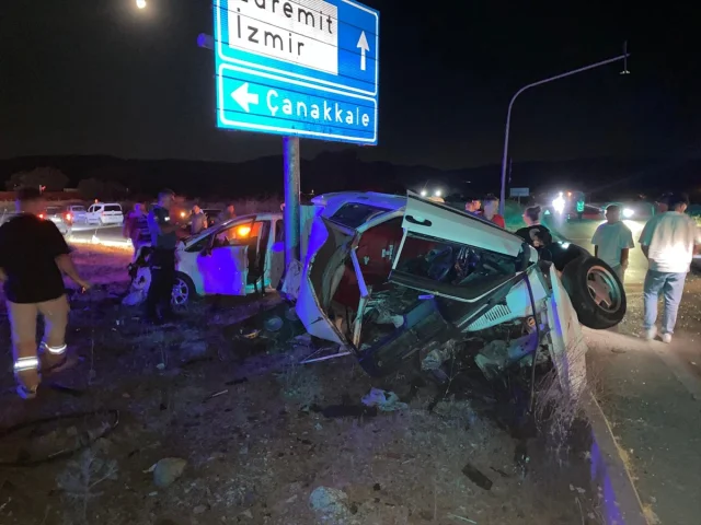 Çanakkale'de Trafik Kazası: Üç Kişi Yaralandı