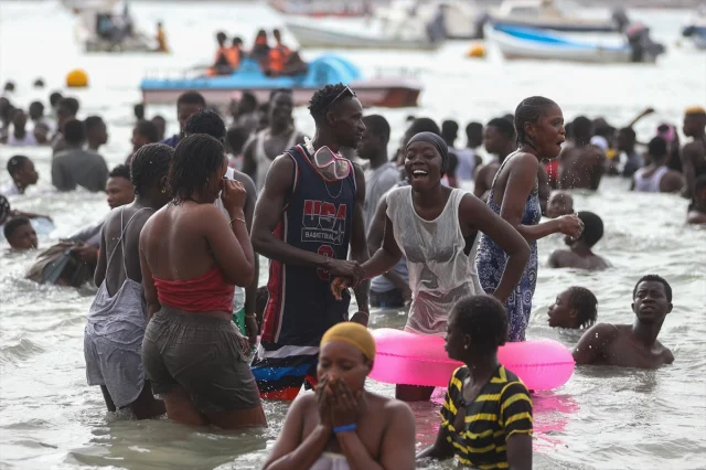 Dakar'ın Plajlarına Yoğun İlgi Su Sporları ve Eğlence