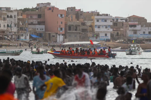 Dakar'ın Plajlarına Yoğun İlgi Su Sporları ve Eğlence