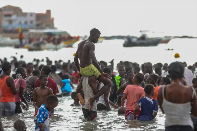 Dakar'ın Plajlarına Yoğun İlgi Su Sporları ve Eğlence