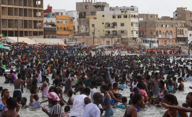 Dakar'ın Plajlarına Yoğun İlgi Su Sporları ve Eğlence