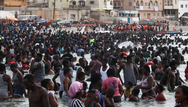 Dakar'ın Plajlarına Yoğun İlgi Su Sporları ve Eğlence