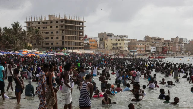Dakar'ın Plajlarına Yoğun İlgi Su Sporları ve Eğlence