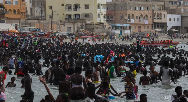 Dakar'ın Plajlarına Yoğun İlgi Su Sporları ve Eğlence