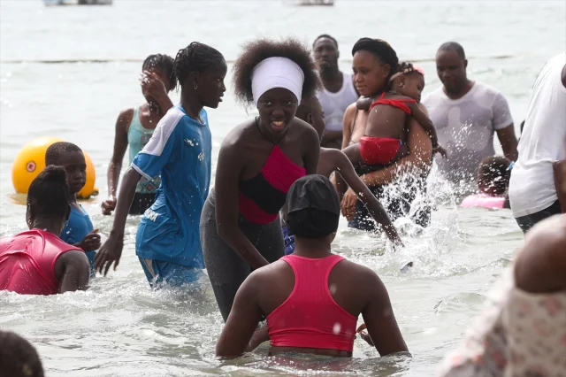 Dakar'ın Plajlarına Yoğun İlgi Su Sporları ve Eğlence