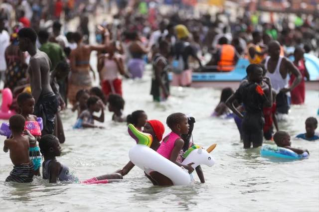 Dakar'ın Plajlarına Yoğun İlgi Su Sporları ve Eğlence