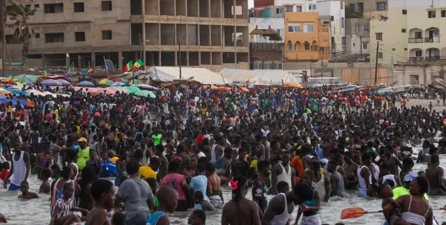 Dakar'ın Plajlarına Yoğun İlgi Su Sporları ve Eğlence