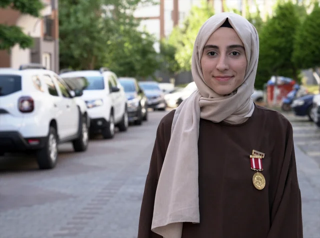 15 Temmuz'un Direnişçi Genç Kızı: Adviyye Gül İsmailoğlu'nun Unutulmaz Hikayesi