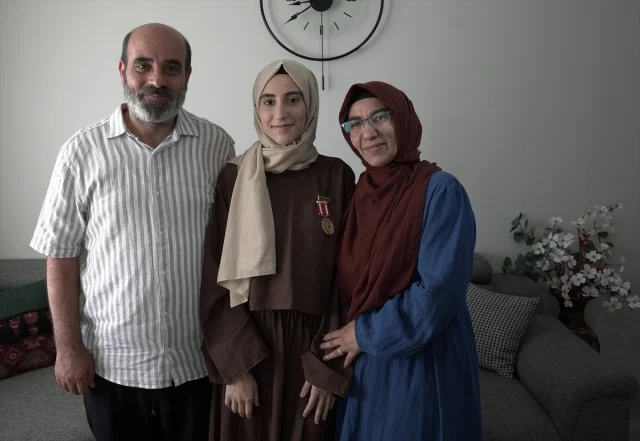 15 Temmuz'un Direnişçi Genç Kızı: Adviyye Gül İsmailoğlu'nun Unutulmaz Hikayesi